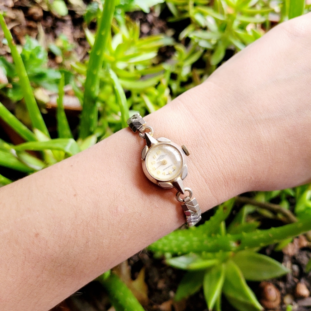 Vintage Swiss Ackro 17 Jewels Dainty Classic Gold & Silver Stretch Watch